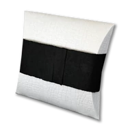 Fehér szórópárna fekete szalaggal