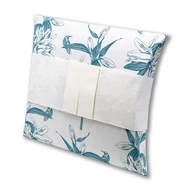 Fehér szórópárna kék virággal