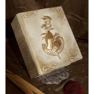 Különleges, rózsás könyv urna - fehér