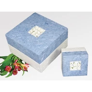 Finoman elegáns, papírvirág díszítésű világoskék-fehér urna (nagy méret)